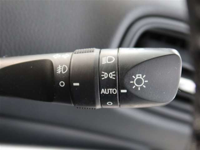 周囲が暗くなると自動でヘッドライトを点灯するオートライト機能付き。周囲が明るくなると自動で消灯します。