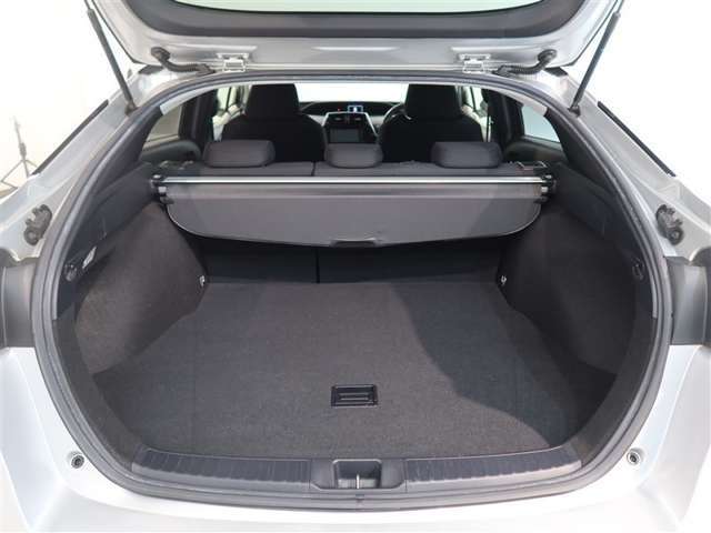 開口部の広いラゲージスペースは、ゴルフバックなどの荷物もラクラク積み込めます。