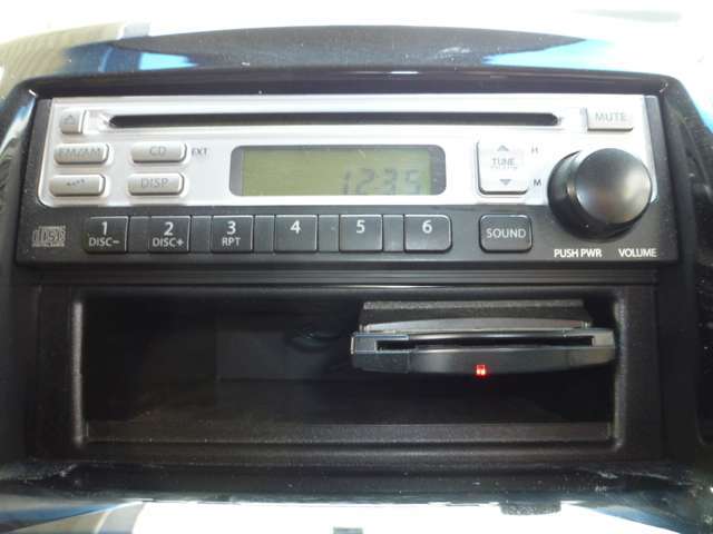 CDデッキ付です。お気に入りの音楽を聴きながらのドライブは楽しいですね。高速道路走行時に重宝するETCも装備しています