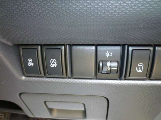 運転席右側にパワースライドスイッチを装備しています。