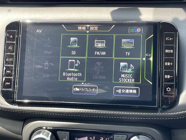 日産純正のナビゲーションはオーディオ機能も充実☆フルセグTV、CD再生＆録音・DVD視聴やブルートゥースも付いてます♪また、全周囲モニター映像を映せるので駐車をバッチリサポートしますよ♪