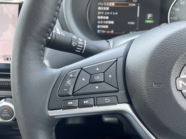 手元のスイッチでオーディオ操作出来ます☆視線をずらさなくて良いので安全運転にも一役かっていますね♪