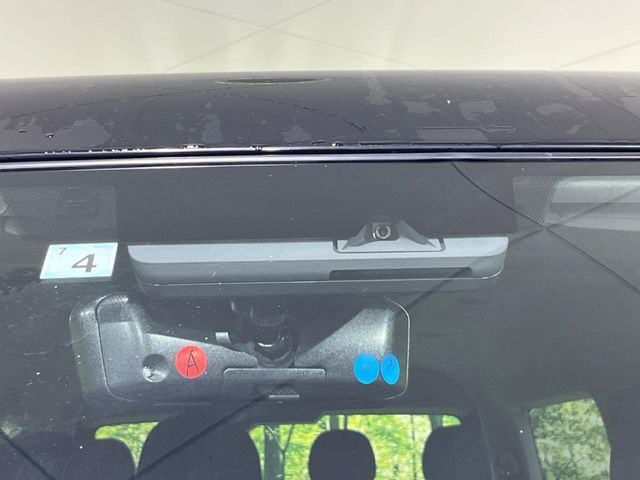 【トヨタセーフティセンス】走行中に前方の車両等を認識し、衝突しそうな時は警報とブレーキで衝突回避と被害軽減をアシスト。より安全にドライブをお楽しみいただけます。