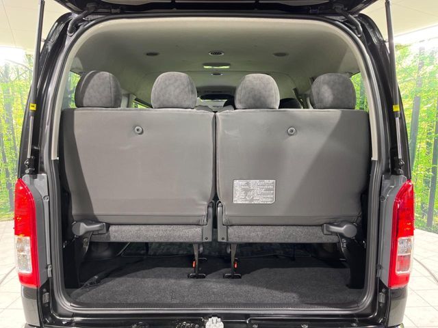 普段のお買い物や通勤、送迎等に十分な荷室スペースを確保しております。サードシートを倒すと、大きな荷物の積載も可能です♪