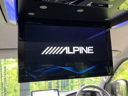 【アルパイン製12.8型フリップダウン】大画面モニターで後席でもエンタメをお楽しみいただけます。家族や友人とお出かけする機会が多い方に大人気です♪