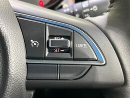 【クルーズコントロール】高速道路もラクラク走行。アクセルを離しても一定速度で走行ができ、長距離運転時の負担を軽減！加速・減速も簡単なスイッチ操作で調整できます。