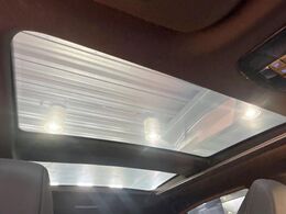 【パノラマルーフ】大型のガラスルーフ搭載で車内の解放感が一気にアップ！開放的なドライブをお楽しみいただけます。