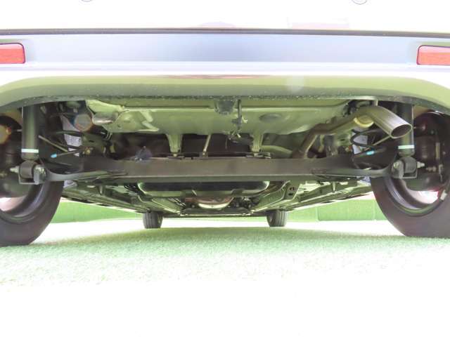 納車前にお車を持ち上げて入念に点検いたします。
