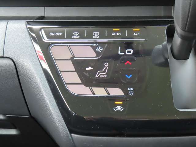 お好みの温度に合わせれば自動的に調節、オートエアコン装備。年中快適な車内。