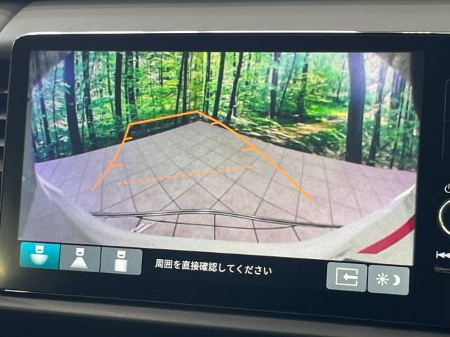 【バックカメラ】駐車時に後方がリアルタイム映像で確認できます。大型商業施設や立体駐車場での駐車時や、夜間のバック時に大活躍！運転スキルに関わらず、今や必須となった装備のひとつです！