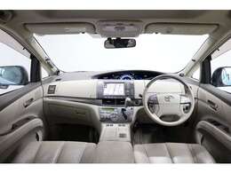 大変キレイな内装です。嫌いな臭いもありません。内装もベージュにこだわった仕様になっていて素晴らしいですね！ファミリー層に人気のミニバンですので使い勝手もよく車内もゆとりある広さです。