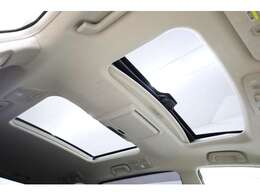 メーカーオプションの大型ムーンルーフ（フロント：チルトルーフガラス、リヤ：固定ガラス）＆サンシェード（フロント：手動、リヤ：電動）が装備されております！