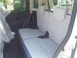 後席もゆったりした座り心地で長時間の乗車でも快適です。