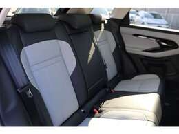 後席も使用感はほとんど感じられず大変綺麗なコンディションを保って入庫しております。ISO-FIXにも対応したシートを採用し、チャイルドシートも簡単にお取り付けいただけます。