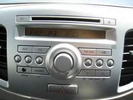 純正CDプレーヤー/FM/AMラジオ。ボタンが大きくて操作がしやすいです。