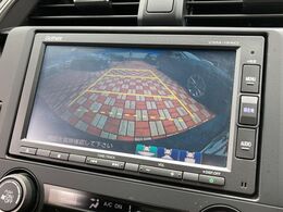 【バックカメラ】駐車時に後方がリアルタイム映像で確認できます。大型商業施設や立体駐車場での駐車時や、夜間のバック時に大活躍！運転スキルに関わらず、今や必須となった装備のひとつです！