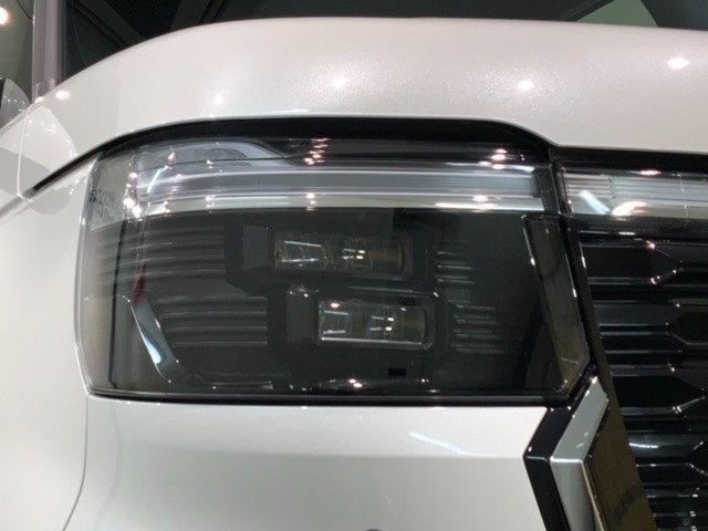 LEDヘッドライトは、点灯の瞬間から最大光量を発揮し、突然暗くなるトンネルなどでの安定感を高めます。