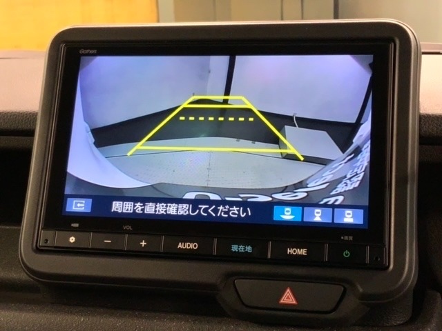 リバースギアに入れるだけで後方の表示へ切り替わります。夜間や雨の日の駐車も楽になりますよ。