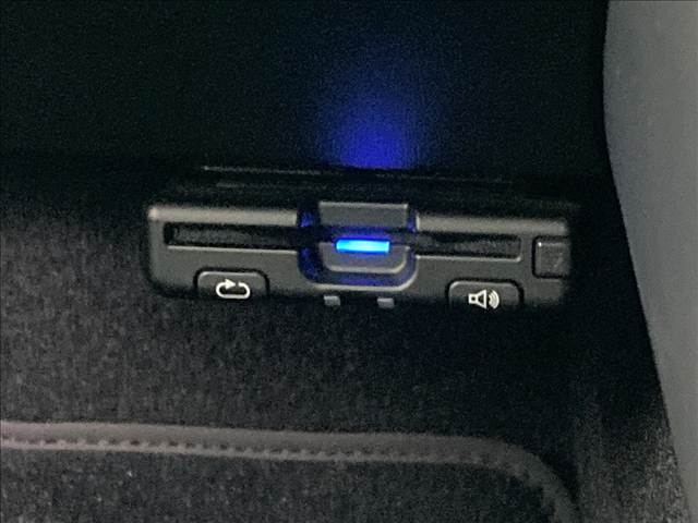 【ETC車載器】を装備しておりますので、ご納車直後からの遠距離ドライブも可能です。土日の利用料金の割引や、朝夕の通行料金を割引料金で高速道路をお楽しみいただけます。
