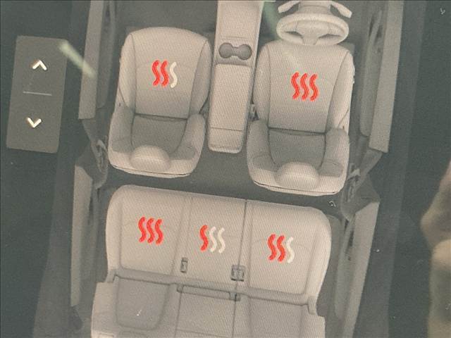 【全席シートヒーター】運転席助手席のみならず乗る人への配慮がなされています。