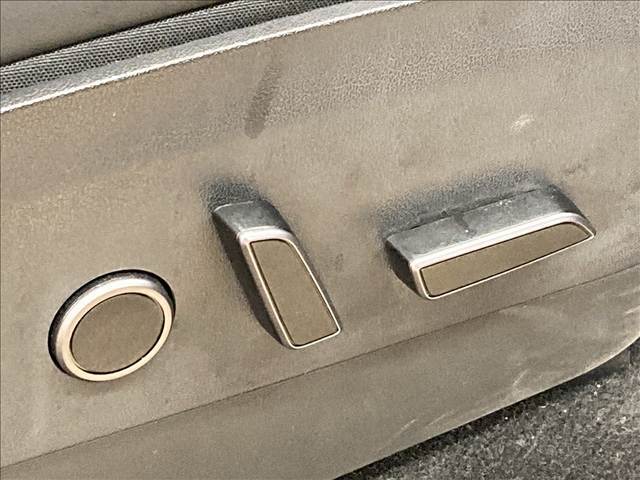 【電動リクライニング】は細やかな調整ができ、体格を問わずベストポジションがとれ長距離ドライブも快適です。