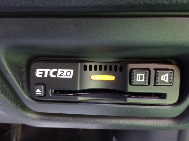 ナビゲーション連動ETC2.0車載器です。料金所のETCレーンへの誘導やナビ画面での利用履歴・料金確認などが可能です。納車前にはセットアップ完了！カードを差し込むだけで、ごり利用いただけます。