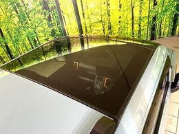 【ガラスルーフ】ガラスルーフ搭載で車内の解放感が一気にアップ！開放的なドライブをお楽しみいただけます。