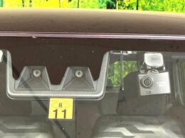 【スマートアシスト】走行中に前方の車両等を認識し、衝突しそうな時は警報とブレーキで衝突回避と被害軽減をアシスト。より安全にドライブをお楽しみいただけます。