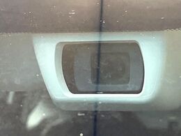 【アイサイトVer3】前方の車両等を検知し、衝突しそうな時は警報で注意を促し、ブレーキを踏む力をサポート。ブレーキを踏めなかった場合は衝突被害軽減ブレーキが作動、衝突回避をサポートします。