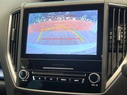 【バックカメラ】駐車時に後方がリアルタイム映像で確認できます。大型商業施設や立体駐車場での駐車時や、夜間のバック時に大活躍！運転スキルに関わらず、今や必須となった装備のひとつです！