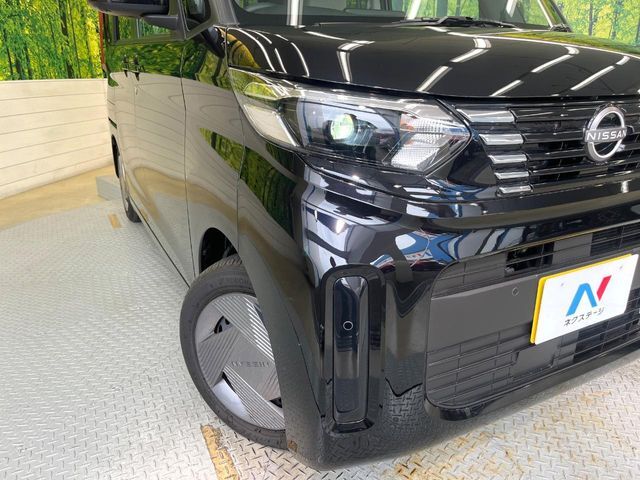 【LEDヘッドライト】悪天候や夜間走行時も良好な視界を確保し安心して運転できる高輝度LEDヘッドライトを装備！点灯速度が早く、消費電力も抑えられています。