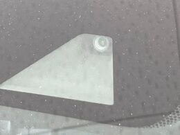 【インテリジェントエマージェンシーブレーキ】フロントカメラで前方の車両や歩行者を検知。衝突しそうな時は衝突被害軽減ブレーキが作動、衝突回避をサポート。より安全にドライブをお楽しみいただけます。