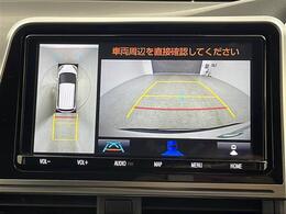 【パノラミックビューモニター】クルマを真上から見下ろした視点で駐車をサポートします！クルマの斜め後ろや真横など、いち早く障害物に気が付くことができます。