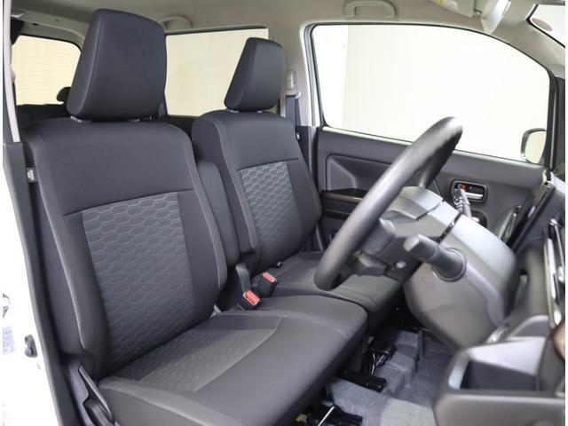 程良いホールド感のあるシートでシートポジションも取りやすく、乗り降りのしやすい高さに作られています。