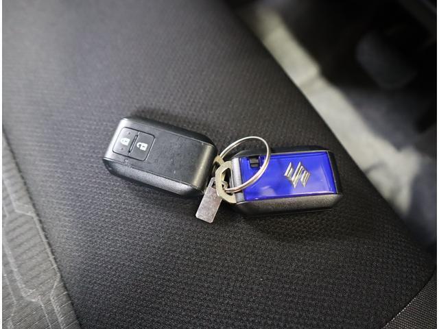 リモコンキーを取り出さなくてもエンジンのON/OFFやドアの開錠・施錠がスイッチ一つで行えるスマートキーです♪スペアキーもあります。