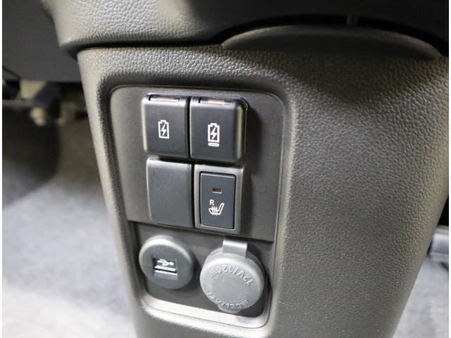 運転席シートヒーター装備☆ボタンを押せばすぐに暖かくなるので、寒い日に重宝します◎　Type-A/Type-Cの電源ソケットもあるので、電子機器の充電も出来て便利です。