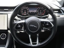 安全装備として、衝突被害軽減ブレーキを装備！さらに、車線逸脱警告や左右や後方の死角検知システムを搭載し、意図せぬ車線はみ出し、車線変更時や後退時時に死角の車両を感知して、ドライバーへ警告します。