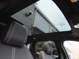 【ガラスルーフ】車内に気持ちいい自然光が差し込み、頭上に広がる風景をお楽しみいただけます。快適な車内温度を維持し日差しから乗員とインテリアを守るダークカラーのガラス。電動ブラインド付き！