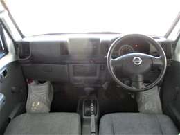 グレーを基調としたデザインの運転席です。ダッシュパネル等には大きなキズ無く綺麗です。
