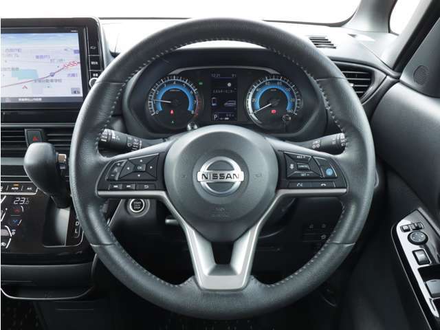 車両情報を鮮やかに表示する先進的な各メーター類。スポーティなデザインのステアリングが走りの期待を高めます。