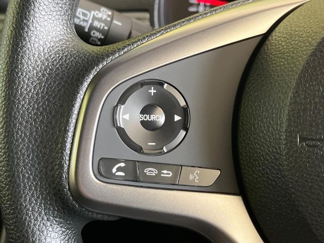 ステアリングスイッチ☆ナビやオーディオ等をつけた時にハンドルについているリモコンで音量等を調節できます☆