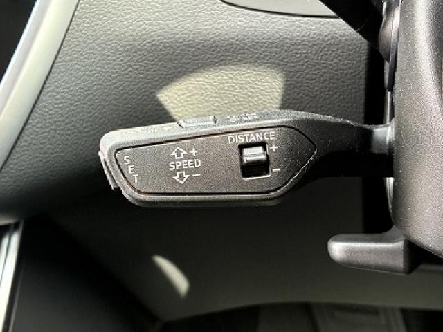 【アダプティブクルーズコントロール】アダプティブクルーズコントロール機能搭載。前方の車両の速度に合わせて車間距離を一定に保ち、自動的にアクセル・ブレーキを調整します。