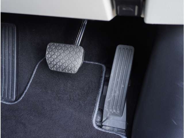 長距離運転がしやすく理想のシートポジションも取りやすいオルガン式ペダル。