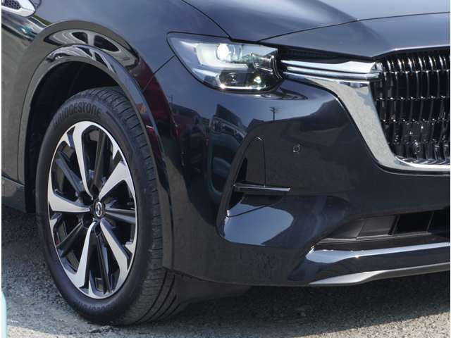 鼓動デザインの志をベースにスポーティで上質なSUV、これにスカイアクティブテクノロジーを組み合わせ、乗り心地やハンドリングなどの高い動作性能で「走る歓び」が体感できます。