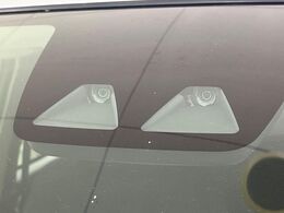 【スマートアシスト】走行中に前方の車両等を認識し、衝突しそうな時は警報とブレーキで衝突回避と被害軽減をアシスト。より安全にドライブをお楽しみいただけます。