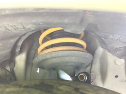 【ダウンサス】ローダウン済みのお車で、スタイリッシュな見た目となっております。車両の重心が下がる事で、走行時の安定性も向上します♪