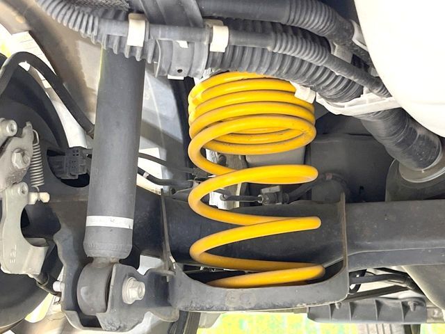 お車を安心してお乗りいただく為には、足回りの定期点検が欠かせません。サービスサポート（有償保証）では無料点検もご提供しており、安心のカーライフをお過ごしいただけるサポート体制が整っています。