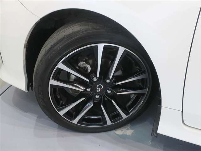 専用アルミホイール　タイヤサイズは225/45R18
