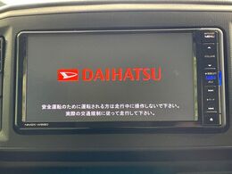 【純正ナビ】人気の純正ナビを装備しております。ナビの使いやすさはもちろん、オーディオ機能も充実！キャンプや旅行はもちろん、通勤や買い物など普段のドライブも楽しくなるはず♪