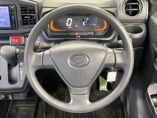 インテリアに合わせたデザインのステアリングは、運転される方のことも考え、運転しやすい形状、大きさです。是非一度、実際に触ってお確かめください。